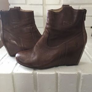 Frye Carson Wedges 6.5 cognac